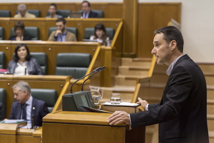 El parlamentario de EH Bildu, Iker Casanova, en su intervención ante el pleno. (Juanan RUIZ/FOKU))
