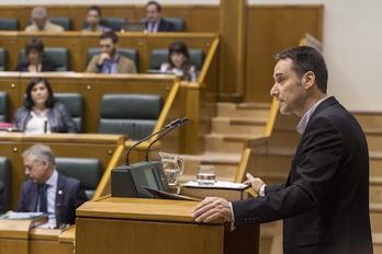 El parlamentario de EH Bildu, Iker Casanova, en su intervención ante el pleno. (Juanan RUIZ/FOKU))