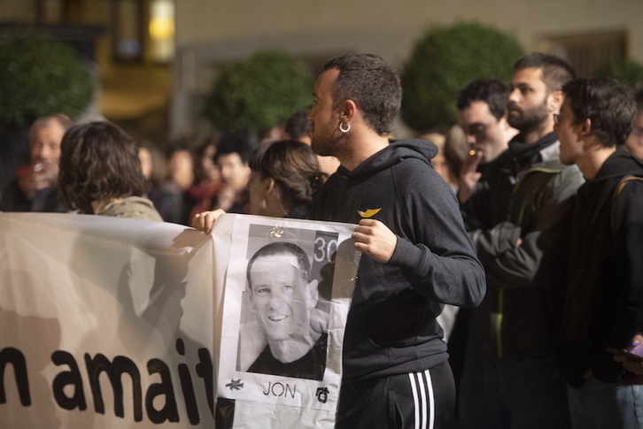 Imagen de Jon Enparantza en la pancarta de la concentración del Antiguo. (Jon URBE / FOKU)