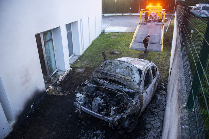 Baionako meskitaren kontrako erasoan kanpo aldean zegoen auto bat erre zuen erasotzaileak. (Guillaume FAUVEAU)