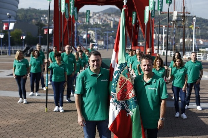 Aitor Esteban y Jokin Bildarratz, junto al resto de «remeros» del PNV. (Aritz LOIOLA/FOKU)