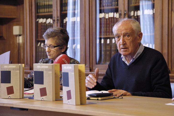 Anjel Lertxundi idazlea, Koro Navarro itzultzailea alboan duela. (Maialen ANDRES I FOKU)