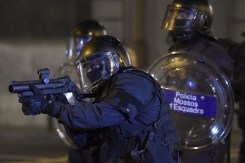 Mossos disparan pelotas de foam en un carga el sábado. (Josep LAGO | AFP)