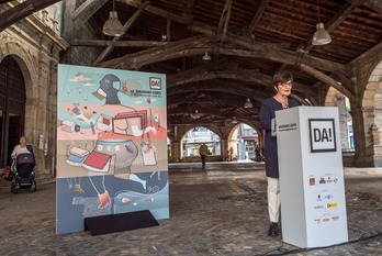 Nerea Mujika, aurtengo kartelaren ondoan. (Marisol RAMIREZ / FOKU)