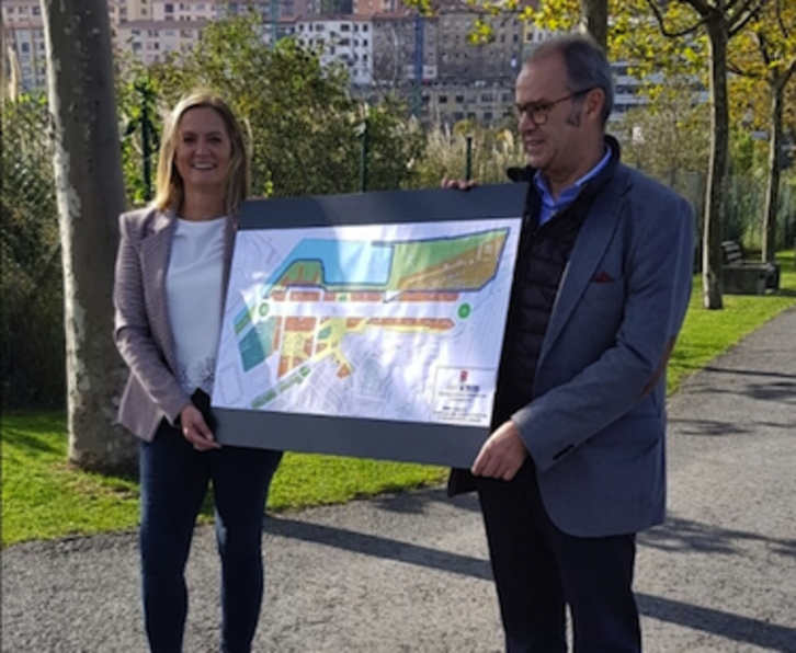 La alcaldesa de Barakaldo y el director de Bilbao Ría 2000, en la presentación.