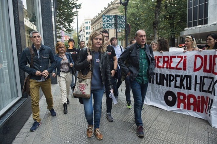 Los representantes sindicales, con Miren Zubizarreta (ELA) al frente, antes de la reunión de este lunes. (Monika DEL VALLE / FOKU)