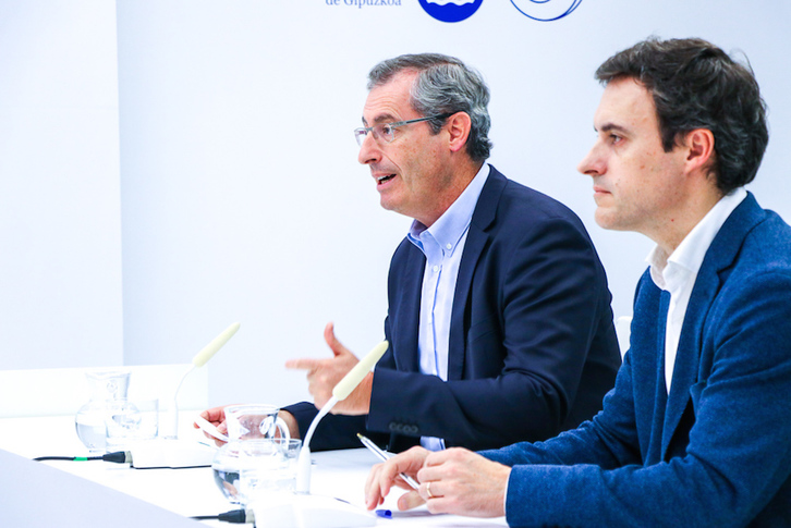 Markel Olano y Jabier Larrañaga, durante la presentación de los presupuestos. (GIPUZKOAKO ALDUNDIA)