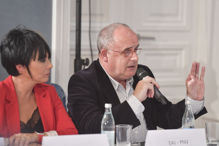 Maddalen Iriarte y Joseba Egibar firman la enmienda a la totalidad. (Idoia ZABALETA/FOKU)