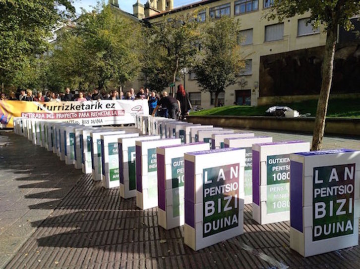 Movilización de la Carta de los Derechos Sociales de Euskal Herria ante el Parlamento de Gasteiz. (@LABsindikatua)