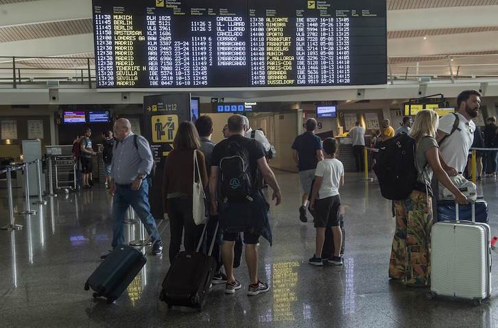 Hall del aeropuerto de Loiu. (Luis JAUREGIALTZO | FOKU)