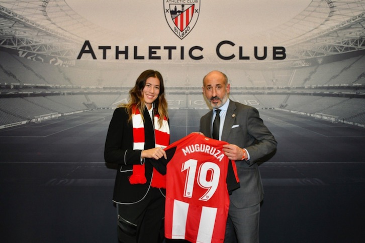 Garbiñe Muguruza con el presidente Aitor Elizegi. (@AthleticClub)