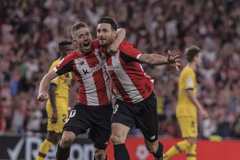 Aduriz con Muniain celebrando el gol ante el Barcelona en la primera jornada. (Aritz LOIOLA / FOKU)