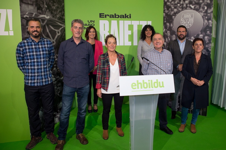 Los candidatos de la coalición soberanista en los cuatro herrialdes han comparecido en la sede de EH Bildu en Iruñea. (Iñigo URIZ / FOKU)