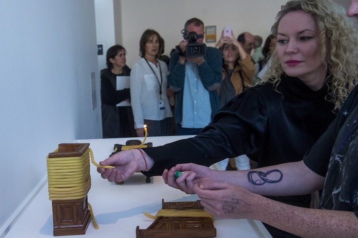 Jesse Jones, preparando la instalación. (Luis JAUREGIALTZO | FOKU)