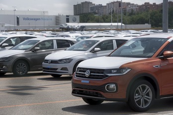 Vehículos nuevos en la factoría de Volkswagen en Iruñea. (Iñigo URIZ | FOKU)