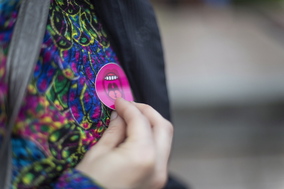 Soinean pegatina jartzen. (Endika PORTILLO/FOKU) Soinean pegatina jartzen. (Endika PORTILLO/FOKU)