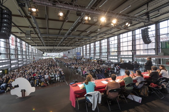 Landako beteta, lehenengo mahai-inguru zentralean (Endika PORTILLO/FOKU)