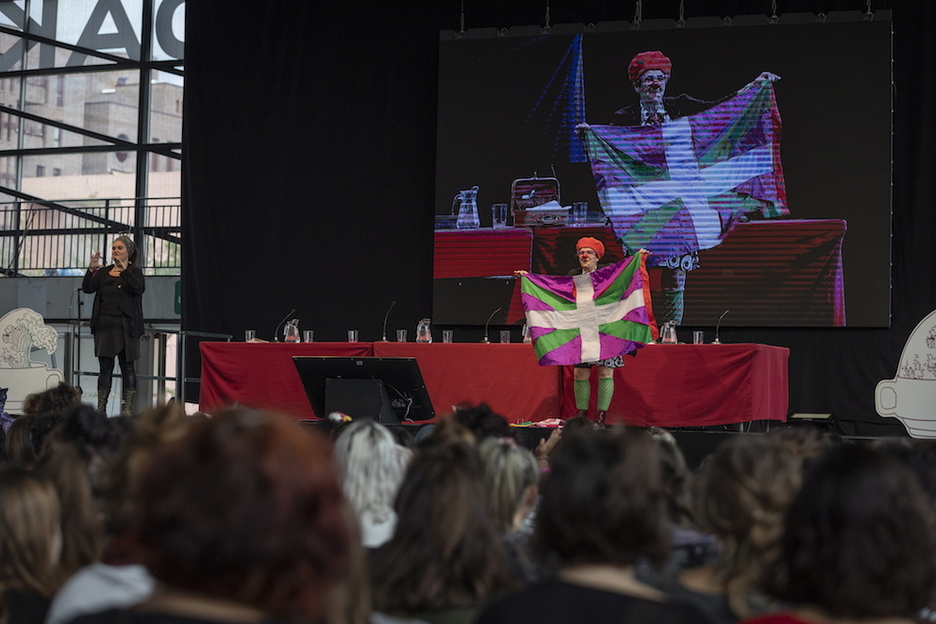 Umorea ere izan da jardunaldien irekieran. (Endika PORTILLO/FOKU) Umorea ere izan da jardunaldien irekieran. (Endika PORTILLO/FOKU)