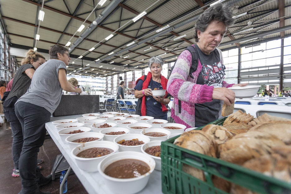 Babarrunak prest, bazkaltzeko. (Endika PORTILLO/FOKU) Babarrunak prest, bazkaltzeko. (Endika PORTILLO/FOKU)