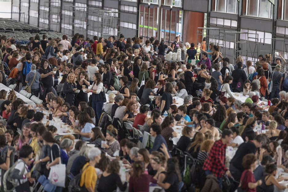 Landakon bildutako emakumeak, bazkaltzen. (Endika PORTILLO/FOKU) Landakon bildutako emakumeak, bazkaltzen. (Endika PORTILLO/FOKU)