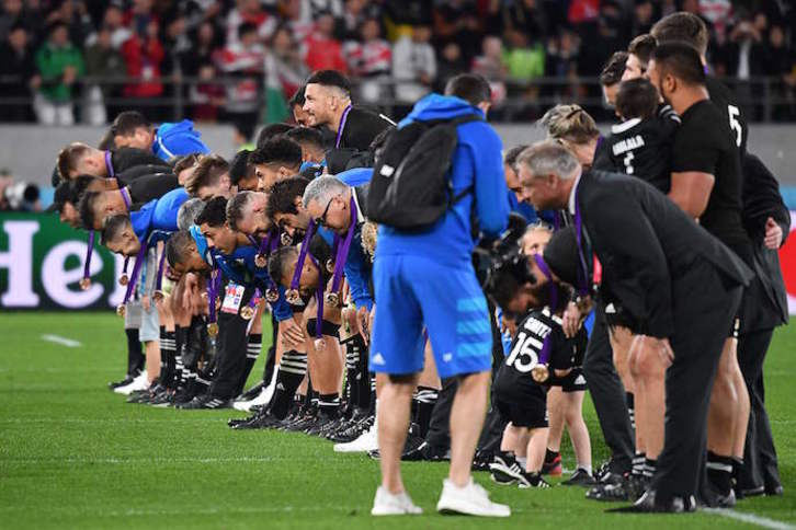 Los jugadores de Nueva Zelanda saludan a los aficionados. (Kazuhiro NOGI/AFP)
