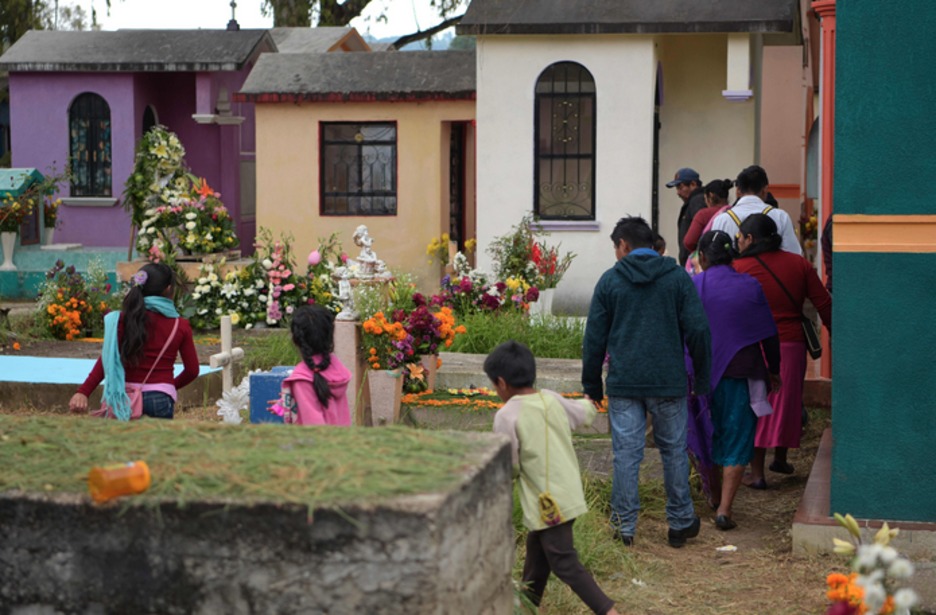 Una familia acude a visitar a sus seres queridos fallecidos. (Agustin PAULLIER / AFP)