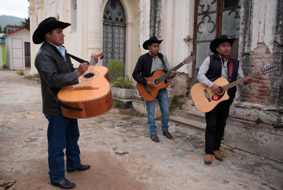 Músicos animan el cementerio municipal de San Cristobal de las Casas, en Chiapas. (Agustin PAULLIER / AFP)
