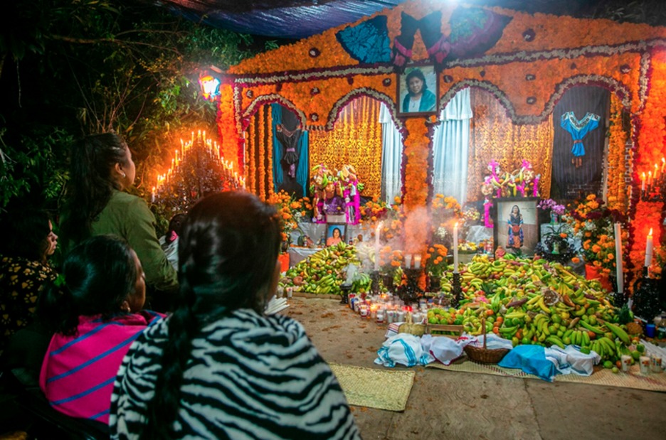 Una ofrenda en Santa Fe de la Laguna, Michoacán. (Enrique CASTRO / AFP)
