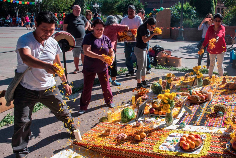 Mexicanos de Los Angeles, California, preparando un altar. (Mark RALSTON / AFP)