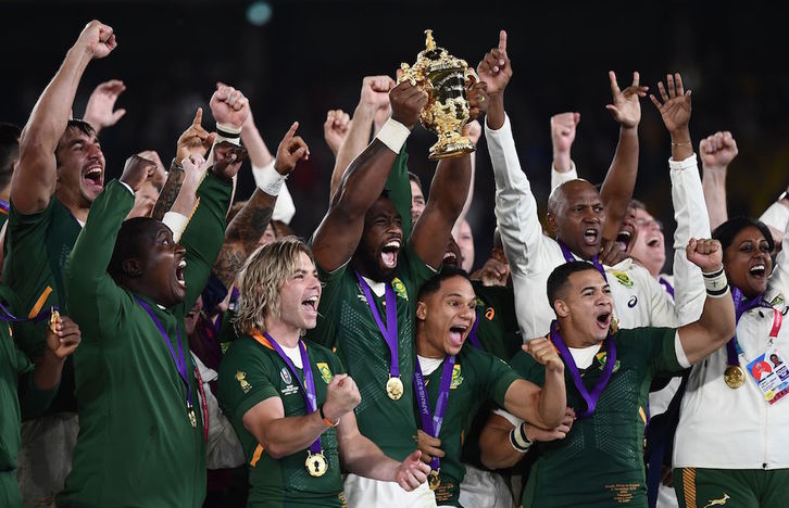 El capitán Kolisi alza la Copa Webb Ellis rodeado por sus compañeros. (CHARLY TRIBALLEAU / AFP)