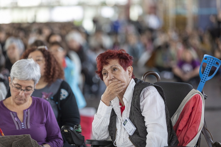 Una mujer atiende una de las mesas centrales de las Jornadas Feministas (Endika PORTILLO/FOKU)