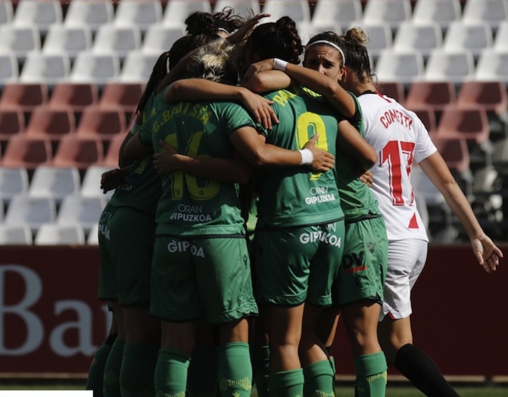 Las donostiarras celebran el final del partido. (Real Sociedad)