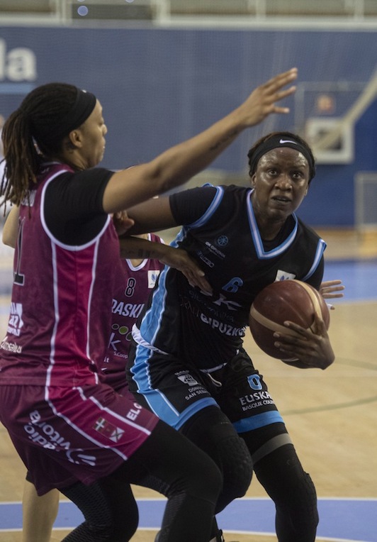 La defensa de RPK Araski ha acabado por imponerse ante el gran partido de Toch Sarr. (Jon URBE / FOKU)