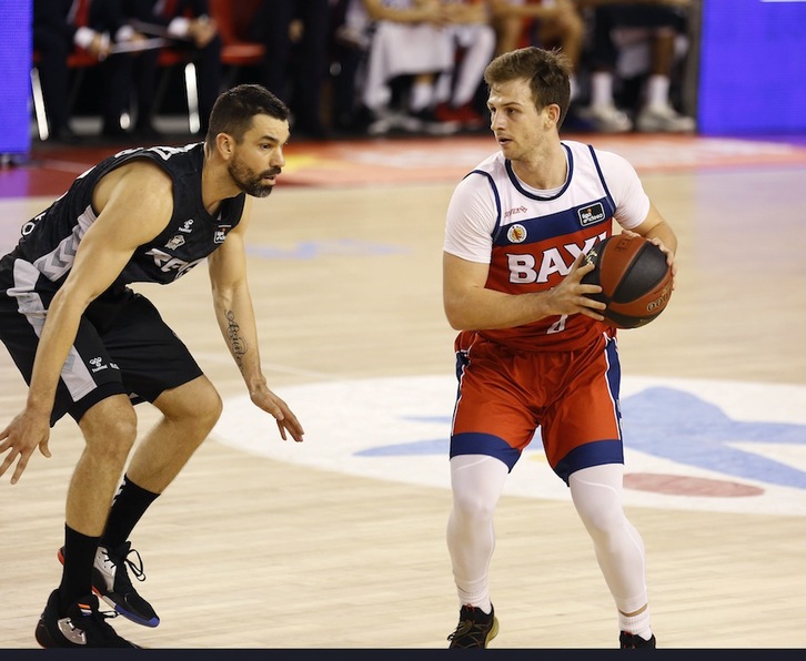 Rafa Martínez trata de defender a un Frankie Ferrari que se ha convertido en el héroe del partido. (J. ALBERCH / ACB PHOTO)del