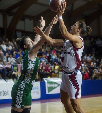 Julie Wotjak, jaurtitzen eta jokoa banatzen, sekulako maisutasunez jokatu du. (Luis JAUREGIALTZO / FOKU)