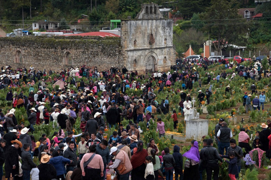 Gente en un cementerio de San Juan Chamula, Chiapas. (Agustin PAULLIER / AFP)
