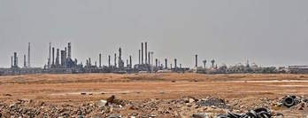 Instalaciones petroleras de Aramco en al-Khurj, a las afueras de Riad. (Fayez NURELDINE/AFP)