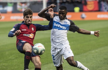 Nacho Vidal y Wakaso pugnan por el esférico. (Jagoba MANTEROLA / FOKU)