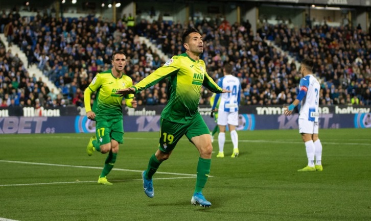 Charles ha cabeceado el empate al cuarto de hora (LA OTRA FOTO)