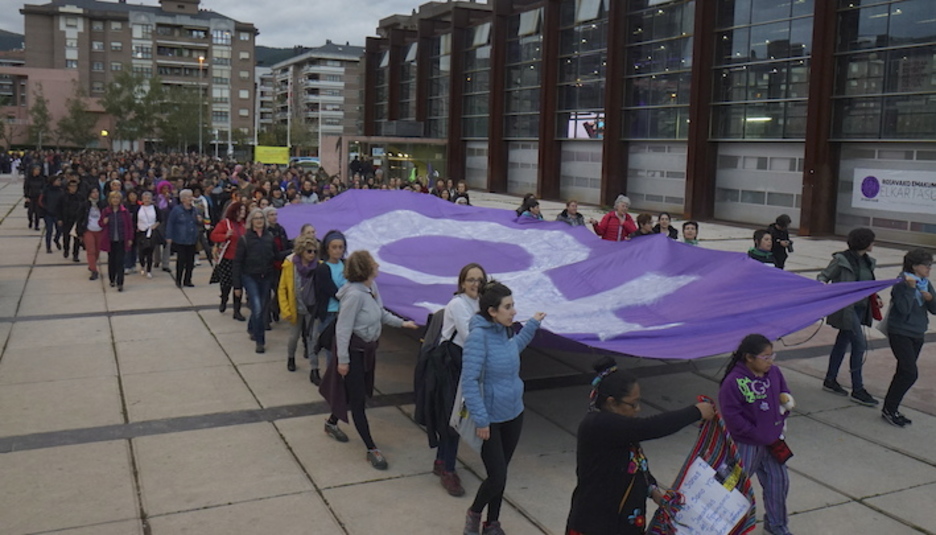 Jardunaldi Feministei amaiera emateko igande honetan egin duten manifestazioa. (Gotzon ARANBURU/FOKU) Jardunaldi Feministei amaiera emateko igande honetan egin duten manifestazioa. (Gotzon ARANBURU/FOKU)