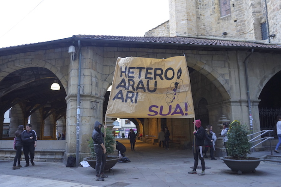 «Hetero arauari sua» dioen pankarta. (Gotzon ARANBURU/FOKU) «Hetero arauari sua» dioen pankarta. (Gotzon ARANBURU/FOKU)