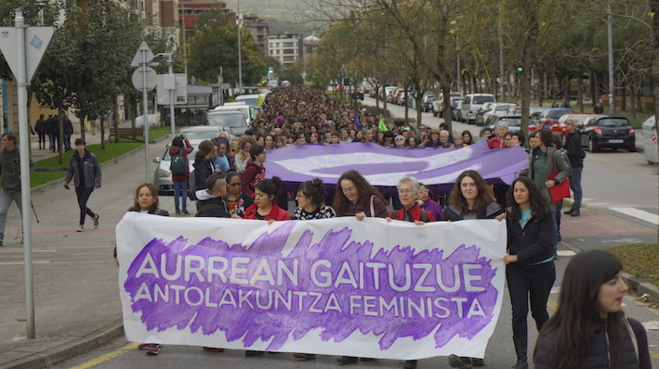 Durangoko kaleak zeharkatu dituen manifestazioa. (Gotzon ARANBURU/FOKU) Durangoko kaleak zeharkatu dituen manifestazioa. (Gotzon ARANBURU/FOKU)