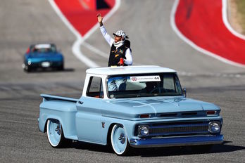 Lewis Hamilton (Mercedes) saluda al público antes de la carrera en Austin. (Dan ISTITENE/AFP)