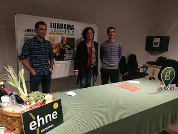 Aritz Ganboa (Bizilur), Itziar Gomez (Nafarroako Gobernua) eta Imanol Ibero (EHNE-Nafarroa) gaur Iruñean egin duten agerraldian. (@MartxeloDiaz)