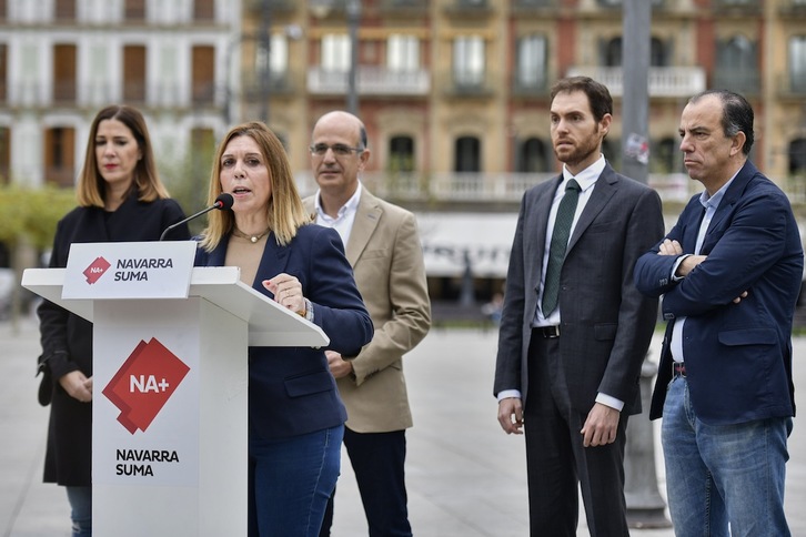 Amelia Salanueva, candidata al Senado por Navarra Suma, interviene junto a otros integrantes de las listas de la coalición. (Pablo LASAOSA/NAVARRA SUMA)