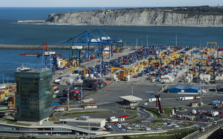 Panorámica de las instalaciones portuarias a la altura de Santurtzi. (Luis JAUREGIALTZO / FOKU)