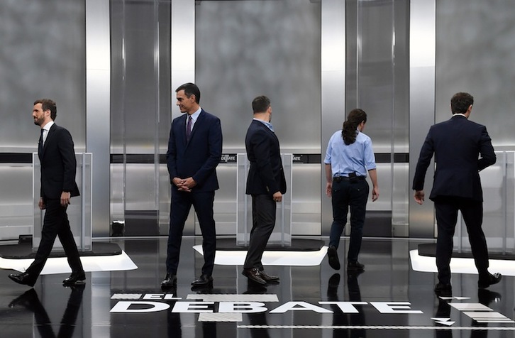 Sánchez, tan despistado en el debate como muestra esta imagen previa. (Pierre Philippe MARCOU | AFP)