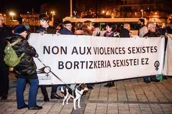 Concentración en Baiona contra la violencia sexista. (Isabelle MIQUELESTORENA)
