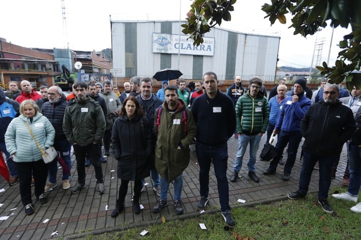 Representantes sindicales del sector del metal de Bizkaia, ante la empresa Aceros Inoxidables Olarra en Loiu. (Aritz LOIOLA / FOKU)