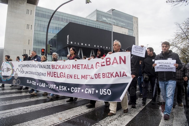 Los sindicatos del sector del metal de Bizkaia han convocado una movilización en el BEC, donde la patronal FVEM ha organizado un evento. (Luis JAUREGIALTZO/FOKU)